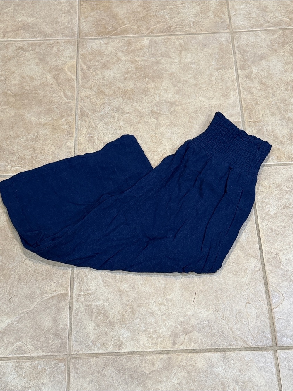 Women’s cropped wide leg pants.  Size Large